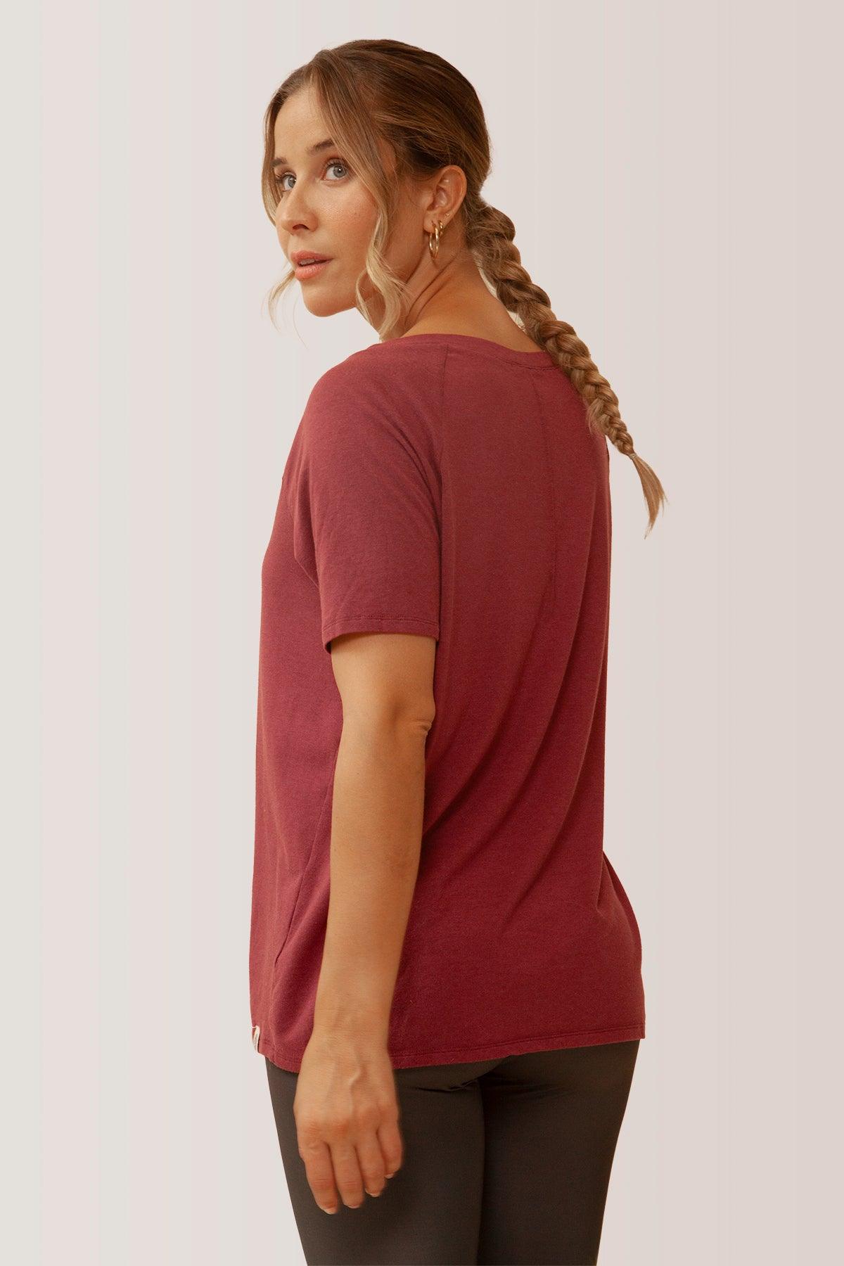 Femme vêtue du t-shirt blissful flow par Rose Boreal. / Women wearing the blissful flow t-shirt by Rose Boreal. - Cassis